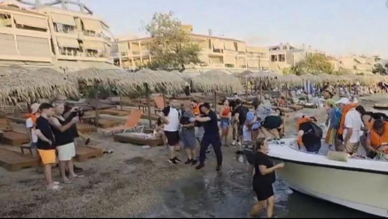 Greqi/ Trageti me 150 udhëtarë ngec në brigjet e Evias, panik dhe frikë fundosjeje! Evakuime me varka e jelekë shpëtimi (Video) Greqi/ Trageti me 150 udhëtarë ngec në brigjet e Evias, panik dhe frikë fundosjeje! Evakuime me varka e jelekë shpëtimi (Video)