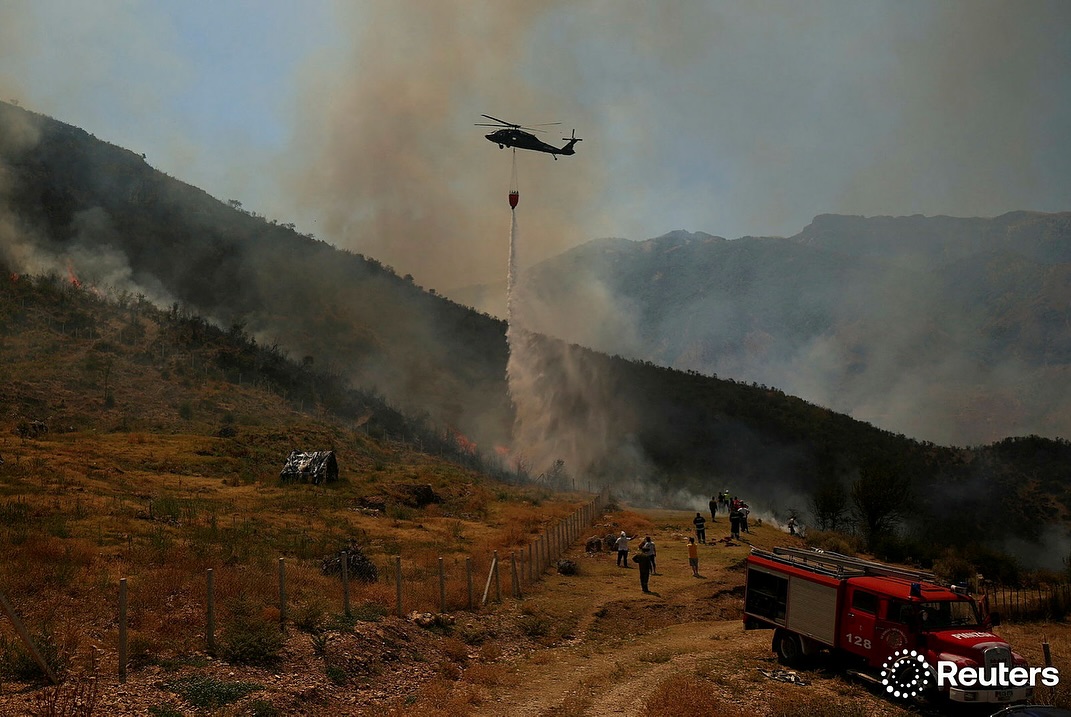 Digjet Shqipëria! Zjarre të fuqishme në Syrin e Kaltër, Finiq, Poliçan, Gramsh, Krujë e Fushë-Arrëz! 30 vatra në 24 orë, evakuime dhe ndërhyrje nga ajri me helikopterë e avionë (Video)