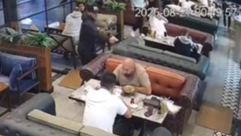 Turqi/ Presidenti i klubit të futbollit ekzekutohet me plumb në kokë teksa hante në restorant! Momenti kur vrasësi gjakftohtë e qëllon Turqi/ Presidenti i klubit të futbollit ekzekutohet me plumb në kokë teksa hante në restorant! Momenti kur vrasësi gjakftohtë e qëllon