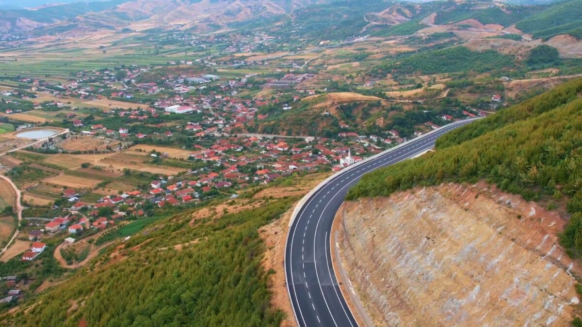 Shkurton distancën Tiranë-Korçë, rruga Qukës-Qafë Plloçë drejt përfundimit, ja pamjet panoramike nga liqeni Pogradecit