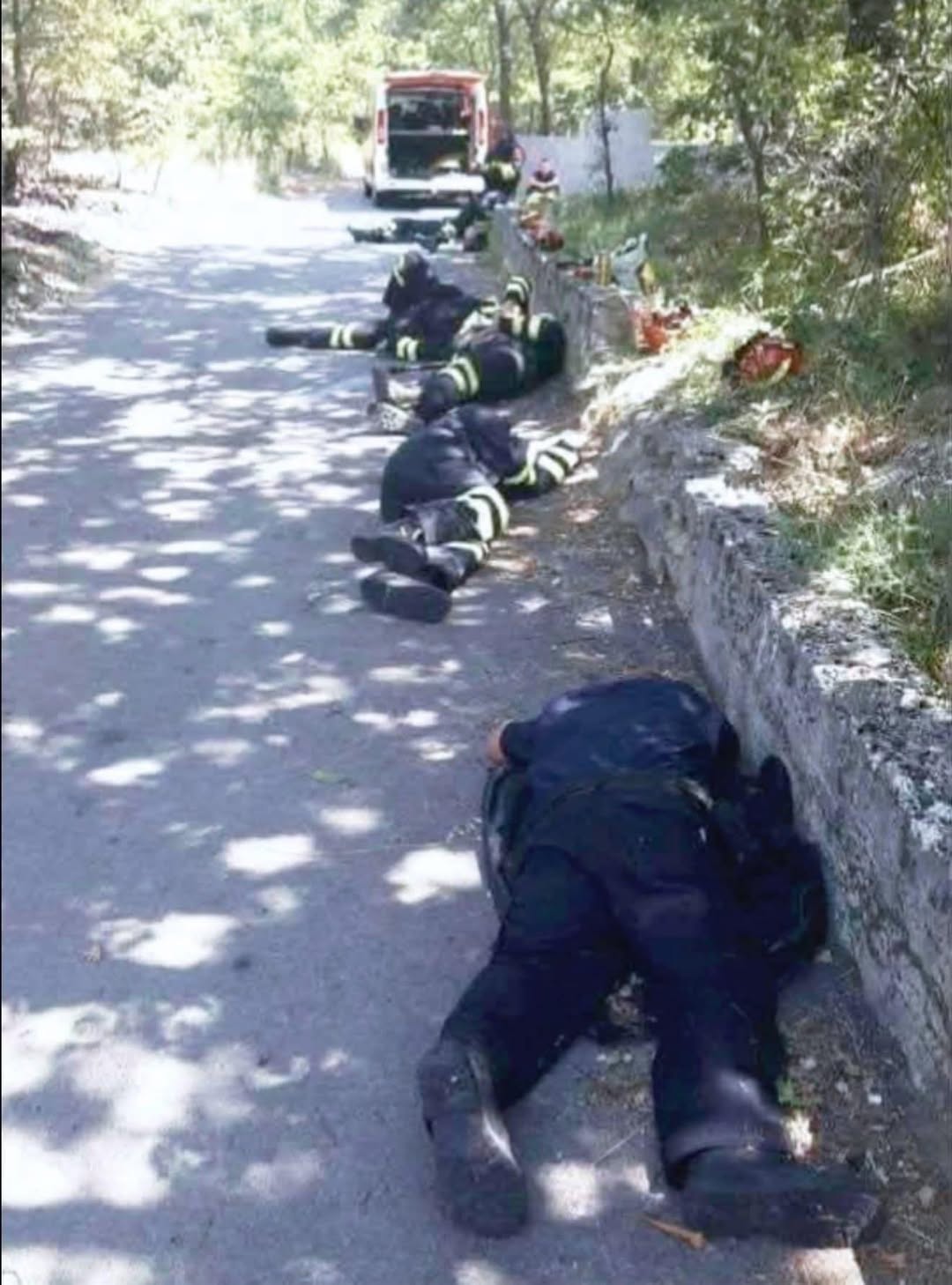 48 orë mes flakëve, 48 orë pa gjumë… Rruga e tyre qoftë e mbushur me dritë! 48 orë mes flakëve, 48 orë pa gjumë… Rruga e tyre qoftë e mbushur me dritë!