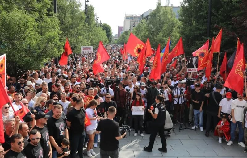 VIDEO/ Mijëra qytetarë mblidhen në Prishtinë kundër “padrejtësive” në Hagë, kërkojnë lirimin e krerëve të UÇK-së VIDEO/ Mijëra qytetarë mblidhen në Prishtinë kundër “padrejtësive” në Hagë, kërkojnë lirimin e krerëve të UÇK-së