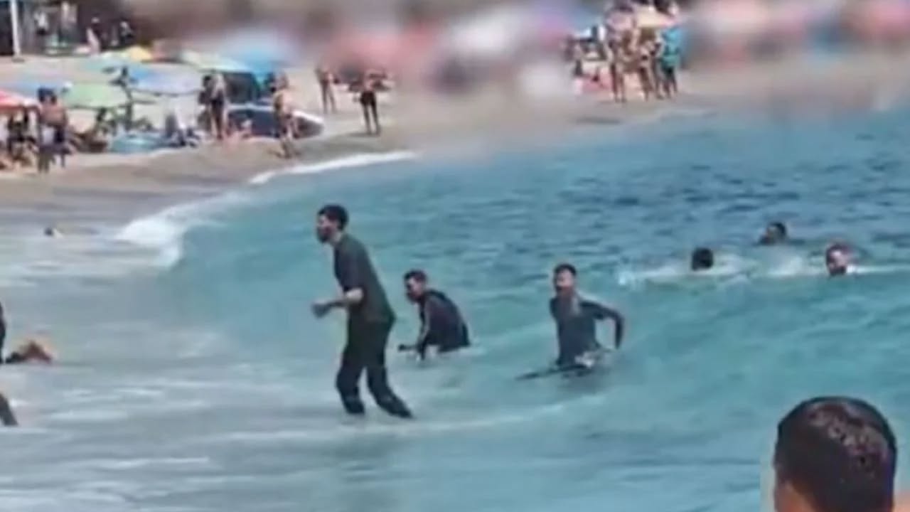 Video/ Panik në plazh në Spanjë, banorët ndjekin nga pas emigrantët që zbritën nga gomonia Video/ Panik në plazh në Spanjë, banorët ndjekin nga pas emigrantët që zbritën nga gomonia