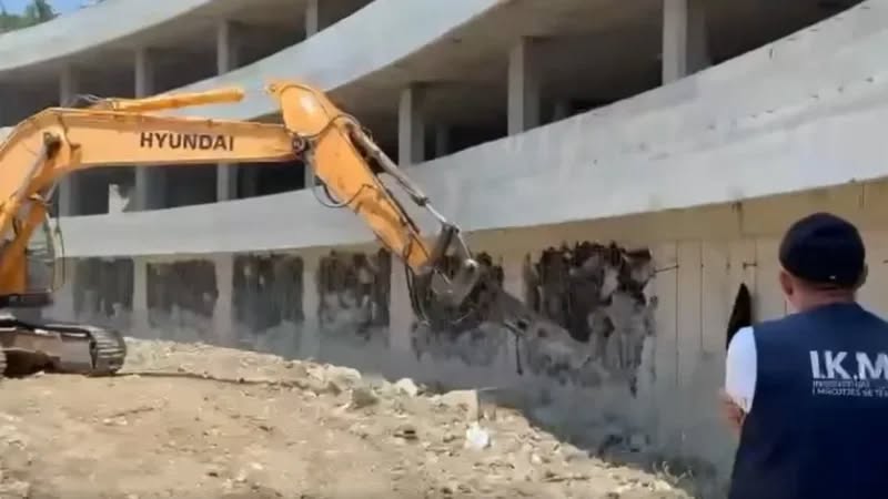 Rama publikon videon nga shembja e ndërtimit pa leje në Vlorë: Për ata që kanë merakun se s’po ndëshkohen shkelësit e mëdhenj Rama publikon videon nga shembja e ndërtimit pa leje në Vlorë: Për ata që kanë merakun se s’po ndëshkohen shkelësit e mëdhenj
