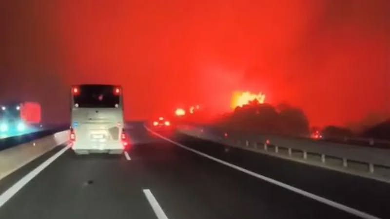 Zjarret në Greqi: Qindra emigrantë shqiptarë mbeten të bllokuar në aksin që lidh Artën me Janinën Zjarret në Greqi: Qindra emigrantë shqiptarë mbeten të bllokuar në aksin që lidh Artën me Janinën