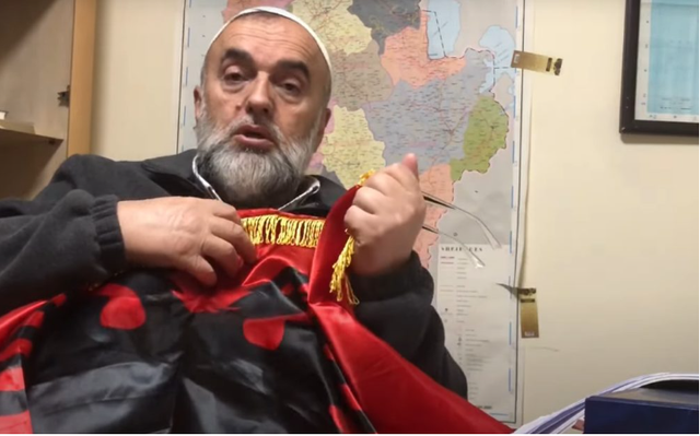 VIDEO/ Hoxhë Mazllami turk apo kosovar? Shfaqet duke përdhosur flamurin kombëtar: Kjo është leckë, ne nuk adhurojmë shqiponja VIDEO/ Hoxhë Mazllami turk apo kosovar? Shfaqet duke përdhosur flamurin kombëtar: Kjo është leckë, ne nuk adhurojmë shqiponja