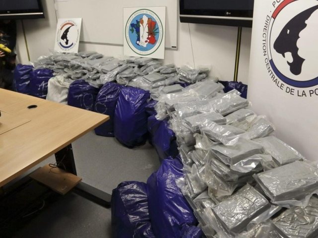 “Cunami i bardhë” godet Francën: Mbi 200 mijë persona të përfshirë në shpërndarjen me pakicë të kokainës “Cunami i bardhë” godet Francën: Mbi 200 mijë persona të përfshirë në shpërndarjen me pakicë të kokainës