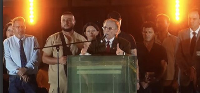 Pse duhet të jemi kaq të veçantë për të prodhuar një budallallëk? Pse duhet të jemi kaq të veçantë për të prodhuar një budallallëk?