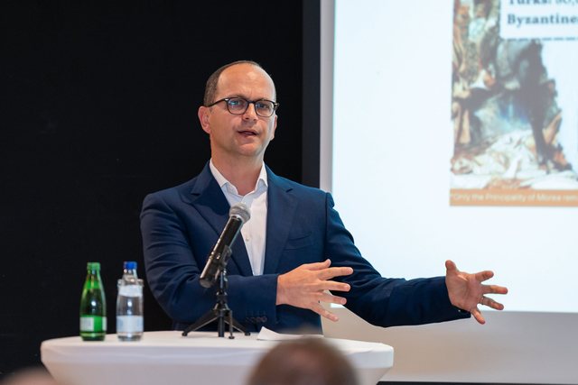 Ish-ministri socialist largohet nga Shqipëria, Ditmir Bushatit i vjen oferta e parezistueshme amerikane Ish-ministri socialist largohet nga Shqipëria, Ditmir Bushatit i vjen oferta e parezistueshme amerikane