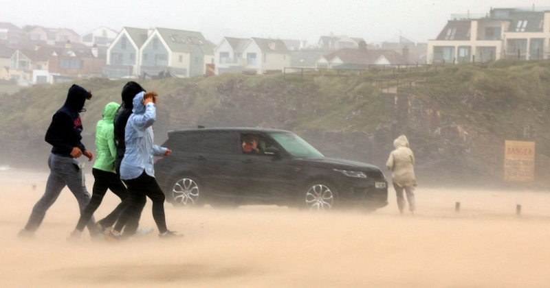 Kapriçot e motit edhe në Shqipëri, stuhi të forta ere dhe shiu godasin Vlorën! Disa rrugë e lagje nën ujë, përmbytet dhe ‘Albano&Romina’ (VIDEO)