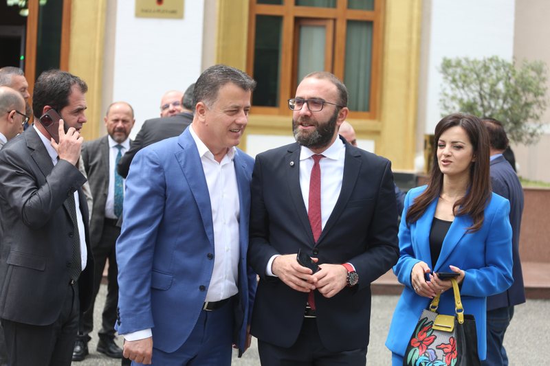 “Pse nuk flet Jorida, Gazi, Gjekmarkaj, Albana apo Belindi, për Bankersin? Po ti doktor Alimehmeti pse nuk e hap gojën, apo akoma s’ju lë Luli?” “Pse nuk flet Jorida, Gazi, Gjekmarkaj, Albana apo Belindi, për Bankersin? Po ti doktor Alimehmeti pse nuk e hap gojën, apo akoma s’ju lë Luli?”