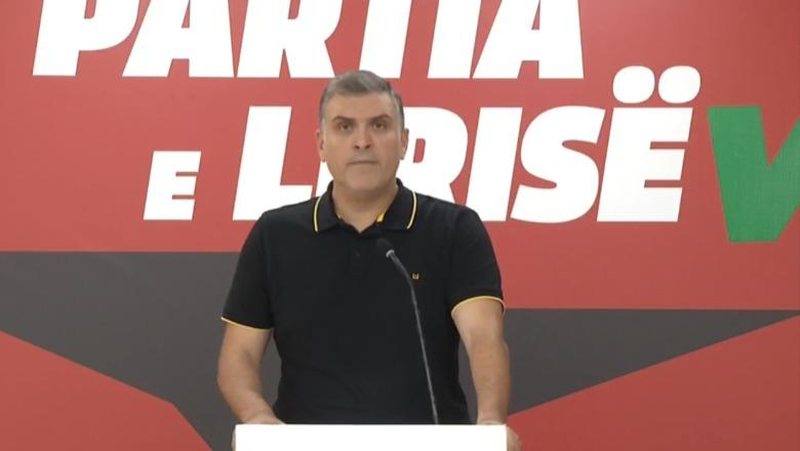 VIDEO/ “Më falni, telefoni”! Blushi i Metës lë në mes konferencën për shtyp për të hequr… orën nga dora