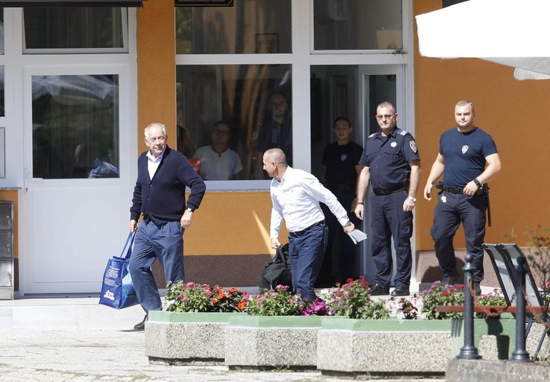 “I përbuzur, i harruar, i vetmuar”! Një burrë me qese në dorë… “I përbuzur, i harruar, i vetmuar”! Një burrë me qese në dorë…