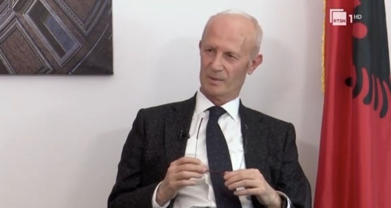 Tone skandaloze vetëlavdëruese të “babait” të draft Kodit të ri Penal Arben Rakipi: “Jam model për t’u ndjekur”! Tregon se si ndikon në sistemin e drejtësisë me karakterin e tij Tone skandaloze vetëlavdëruese të “babait” të draft Kodit të ri Penal Arben Rakipi: “Jam model për t’u ndjekur”! Tregon se si ndikon në sistemin e drejtësisë me karakterin e tij