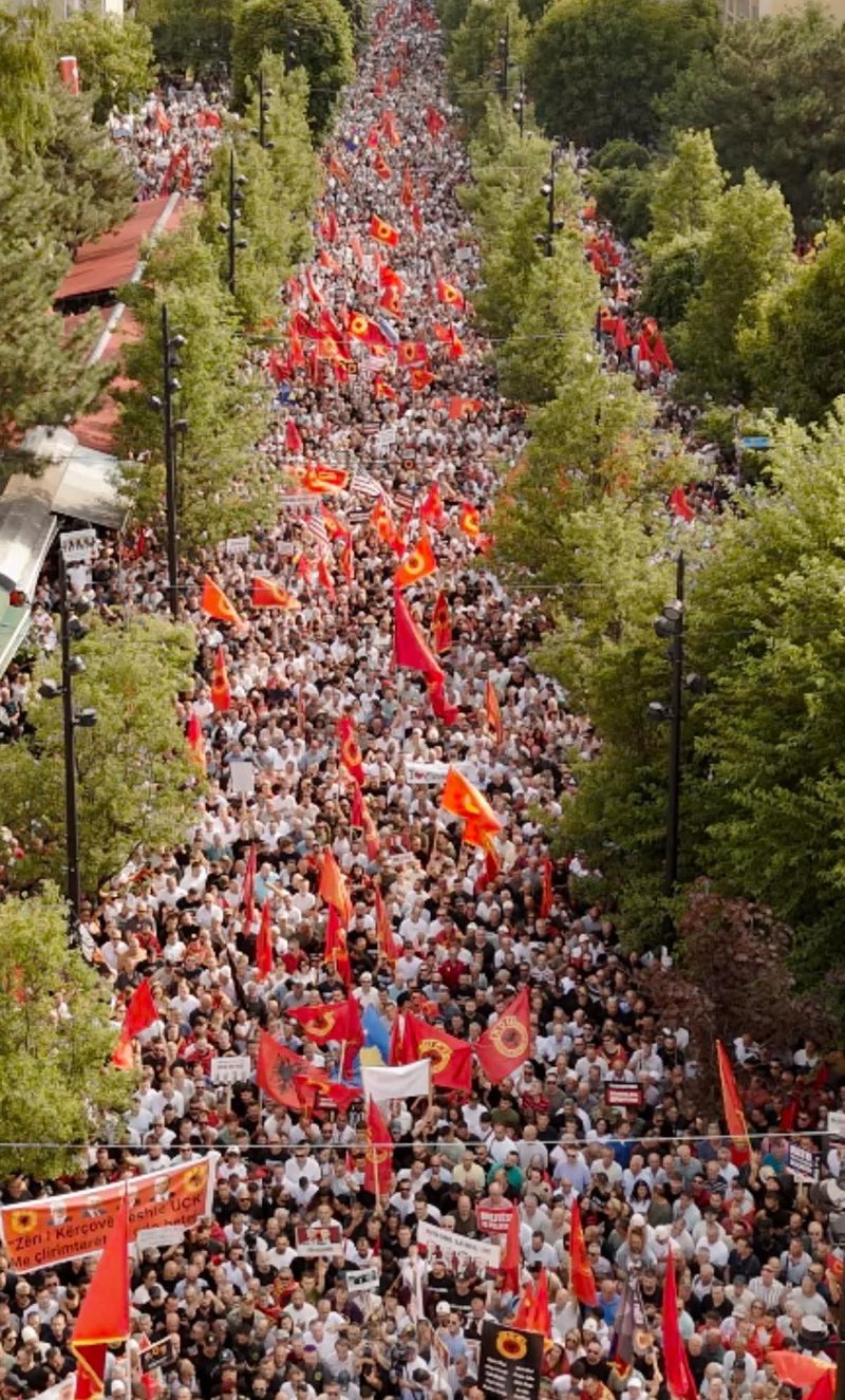 Pse Kuvendi i Kosovës nuk e ka ngritur ende zërin? Rama ndan foto nga protesta në Prishtinë Pse Kuvendi i Kosovës nuk e ka ngritur ende zërin? Rama ndan foto nga protesta në Prishtinë