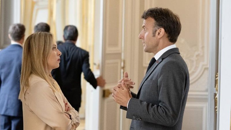 Ushtria europiane brenda Ukrainës? Meloni përplaset me Macron para takimit me Trump: Rusia me 1.3 milionë ushtarë, ne sa do dërgojmë?