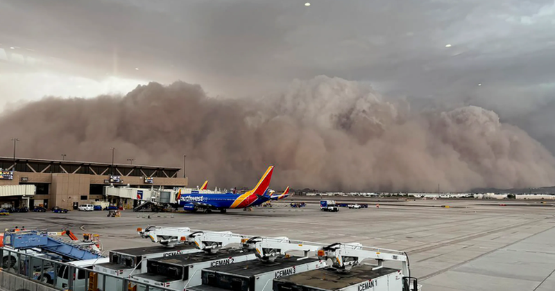 Stuhia masive e pluhurit “gëlltit” qytetin e Phoenix në Arizona Stuhia masive e pluhurit “gëlltit” qytetin e Phoenix në Arizona