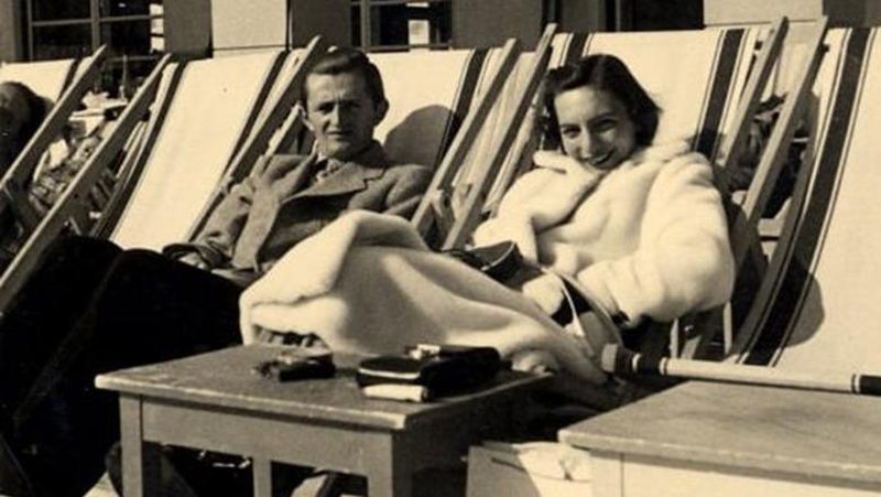 Lea Ypi: Çfarë gjeta në dosjen e gjyshes time te policia sekrete Lea Ypi: Çfarë gjeta në dosjen e gjyshes time te policia sekrete