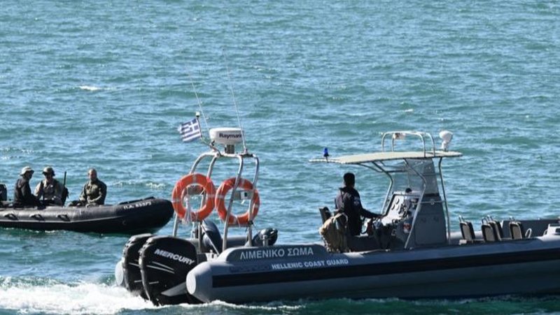 Greqi/ I burgosuri turk hidhet në det nga trageti gjatë shoqërimit nga policia Greqi/ I burgosuri turk hidhet në det nga trageti gjatë shoqërimit nga policia