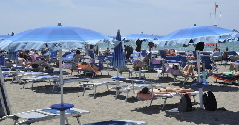 Italianët heqin dorë nga plazhet e tyre mes debatit mbi rritjen e çmimeve