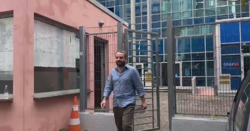 Arbër Veliaj rikthehet në SPAK, dorëzon dokumente për të mbështetur deklarimet e një dite më parë Arbër Veliaj rikthehet në SPAK, dorëzon dokumente për të mbështetur deklarimet e një dite më parë