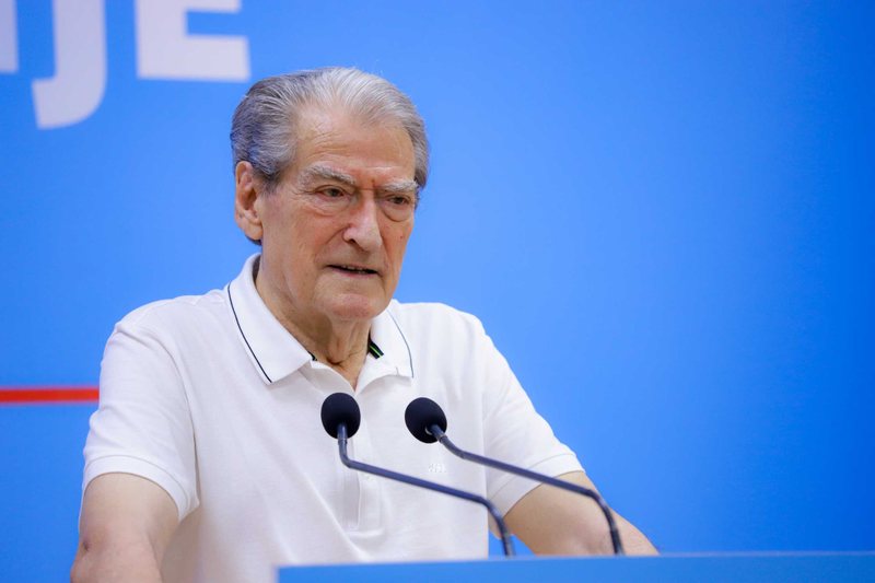 “Ligjet shqiptare lejojnë dhënien…”! Berishës i hyn “llapa në grykë” kur përmendet familja Trump: Nuk kam dijeni që Sazani të jetë shitur te dhëndri i Trump-it “Ligjet shqiptare lejojnë dhënien…”! Berishës i hyn “llapa në grykë” kur përmendet familja Trump: Nuk kam dijeni që Sazani të jetë shitur te dhëndri i Trump-it