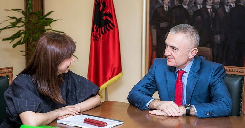 “Më rrëmbyen”! Avokatja e Popullit zbarkon në 313 dhe dëgjon pretendimet e Ilir Metës “Më rrëmbyen”! Avokatja e Popullit zbarkon në 313 dhe dëgjon pretendimet e Ilir Metës