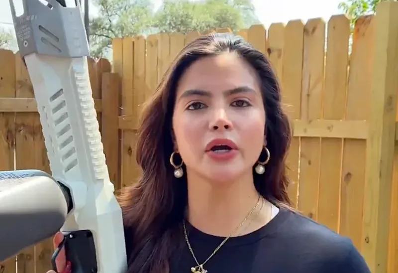 VIDEO/ “Do t’i jap fund Islamit në Teksas”! Kandidatja e Trump për Kongres djeg Kuranin