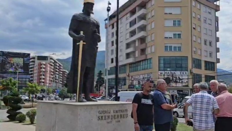Revoltë për Skënderbeun në Prizren! Reagime të forta pas vandalizmit të shtatores, qytetarët: Nuk preket heroi kombëtar