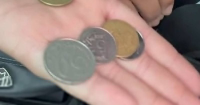 Historia e trishtë e 12-vjeçarit në Vlorë: Nëna e lë jashtë në shi me vetëm disa monedha dhe largohet në Tiranë Historia e trishtë e 12-vjeçarit në Vlorë: Nëna e lë jashtë në shi me vetëm disa monedha dhe largohet në Tiranë