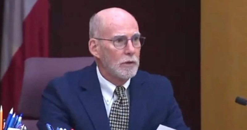 VIDEO/ Gjykatësi lexon gabim vendimin, shpall fajtor për vrasje të pandehurin