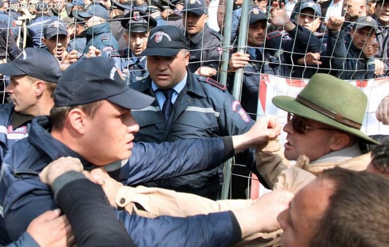 “Ka kërcitur arma, por…”! Deputeti me kobure që e rrihnin me shpulla, nostalgjik për Kuvendin e dikurshëm: Kishe kënaqësi të dëgjoje debatet e Berishës dhe Ruçit “Ka kërcitur arma, por…”! Deputeti me kobure që e rrihnin me shpulla, nostalgjik për Kuvendin e dikurshëm: Kishe kënaqësi të dëgjoje debatet e Berishës dhe Ruçit