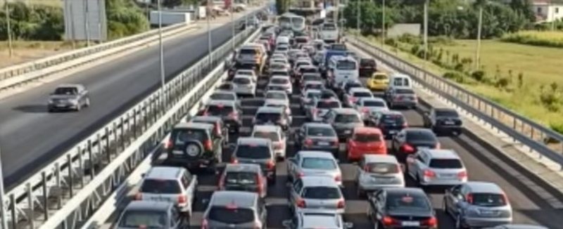 Trafiku i ‘çmendur’, rrugët e Lezhës lirohen pas 7 orësh në kaos! Radhë kilometrike deri në Rrugën e Kombit! Pushuesit u larguan nga plazhet pas stuhisë