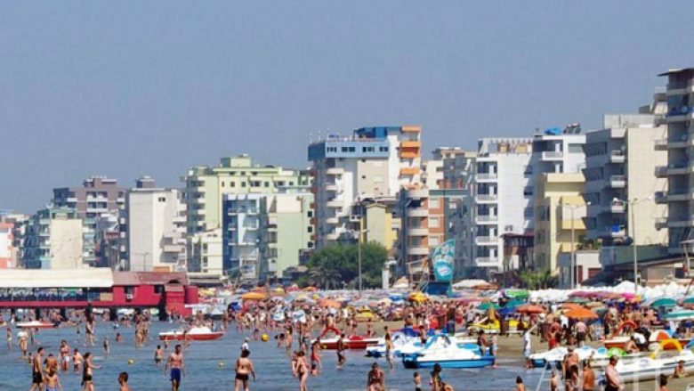 FOTO të realitetit ndryshe/ Dy pamjet e Durrësit: Plaku i çoroditur Berisha vijon të nxijë turizmin me aq “bojë sa ka në gojë”! FOTO të realitetit ndryshe/ Dy pamjet e Durrësit: Plaku i çoroditur Berisha vijon të nxijë turizmin me aq “bojë sa ka në gojë”!