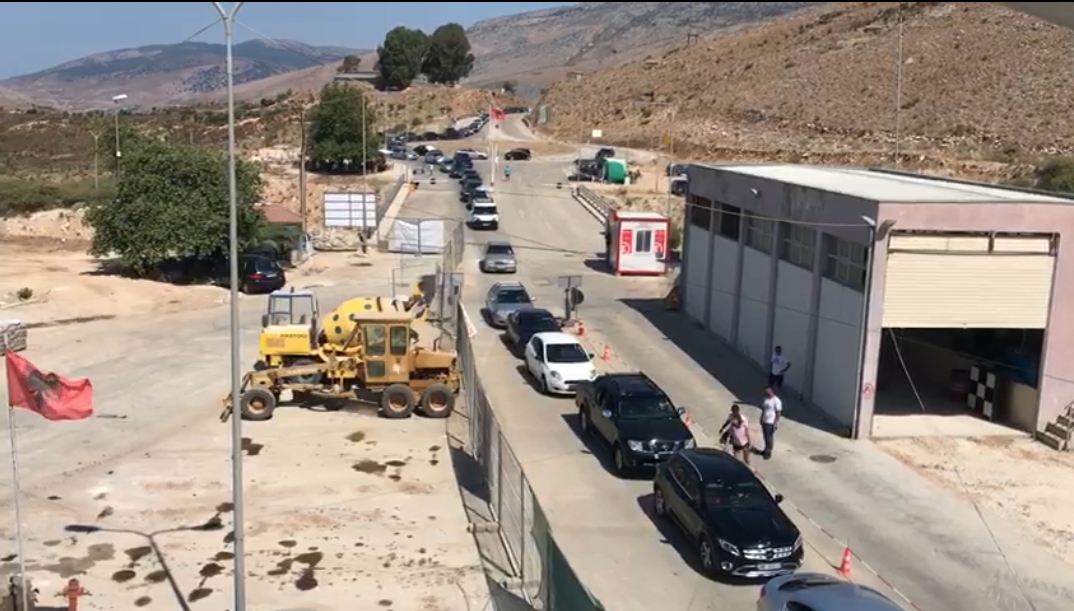 Kaos në kufirin greko-shqiptar, radha e mjeteve mbi 2 km nga vonesat greke