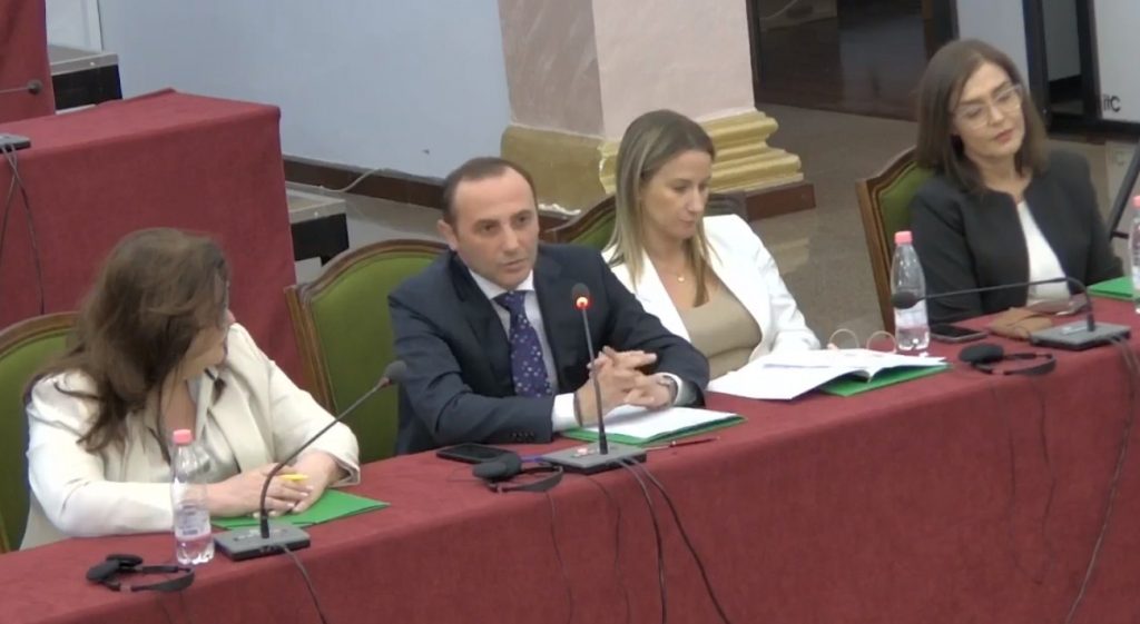 “OJQ”-ja Unioni i Gjyqtarëve e shqetësuar për ‘pisanjosët’ e saj: Po denigrohemi, KLGJ të mbajë qëndrim! “OJQ”-ja Unioni i Gjyqtarëve e shqetësuar për ‘pisanjosët’ e saj: Po denigrohemi, KLGJ të mbajë qëndrim!