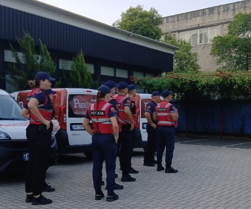 Ambientet  “tokë e xanun” nga Irfani! Policia e Shtetit rrethon News24: Kërkon lirimin e ndërtesës! Gazetarëve u ndalohet hyrja në redaksi