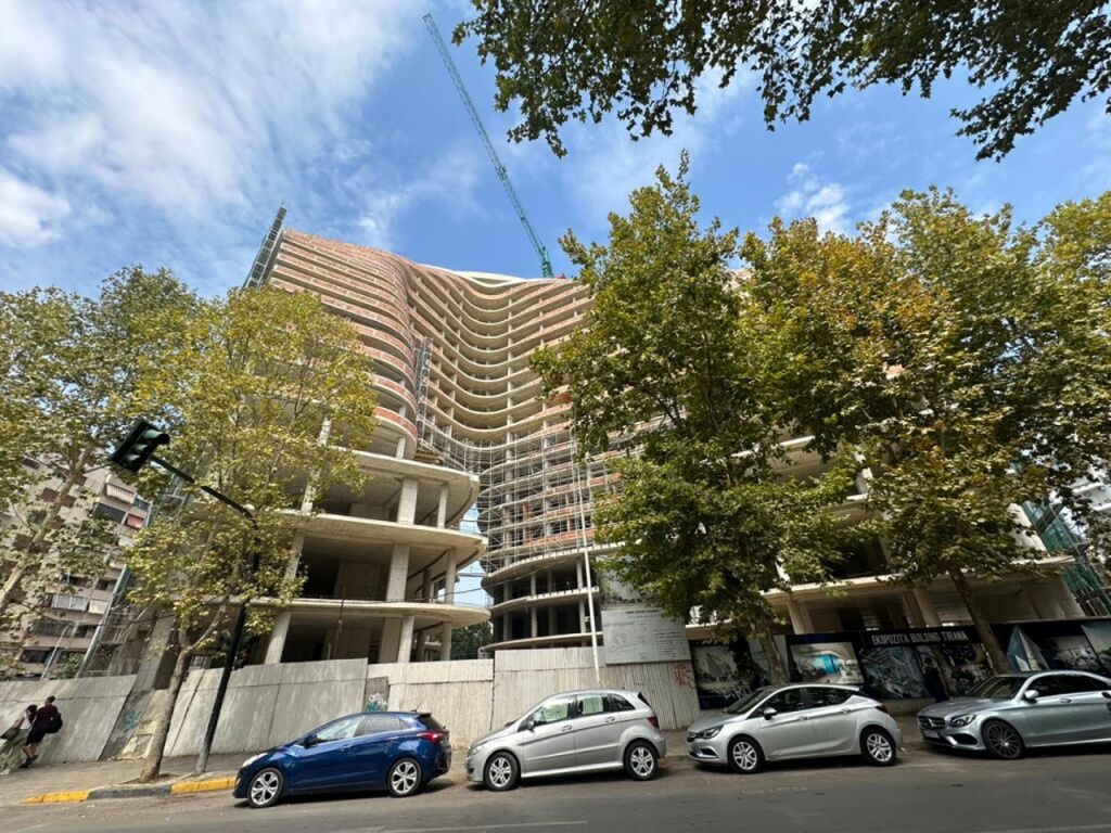 Kur krimineli gëzon më shumë të drejta se qytetari! Kulla “Ekskpozita Building”, ende pa u koladuar po zhvillon biznesin e saj të parkingut privat pa plotësuar asnjë kriter sigurie apo licencimi Kur krimineli gëzon më shumë të drejta se qytetari! Kulla “Ekskpozita Building”, ende pa u koladuar po zhvillon biznesin e saj të parkingut privat pa plotësuar asnjë kriter sigurie apo licencimi