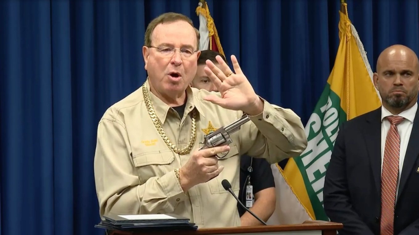 Sherifi i Floridës mbante një zinxhir prej 50,000 dollarësh rreth qafës, pas arrestimit të bosit të drogës Sherifi i Floridës mbante një zinxhir prej 50,000 dollarësh rreth qafës, pas arrestimit të bosit të drogës