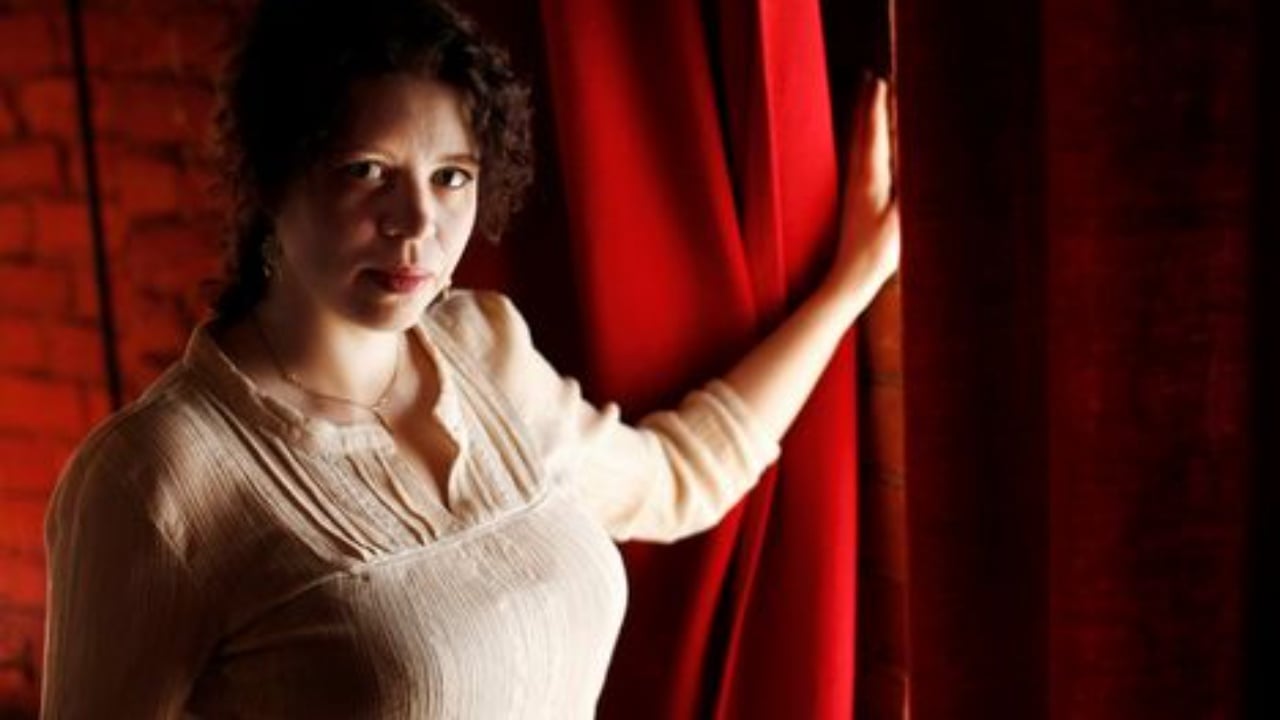 Dikur punonjëse s*ksi, sot në Parlament, rrëfehet deputetja: Nuk më vjen turp, e kaluara ime më formoi si politikane Dikur punonjëse s*ksi, sot në Parlament, rrëfehet deputetja: Nuk më vjen turp, e kaluara ime më formoi si politikane