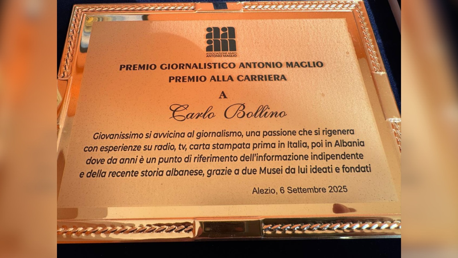 “Pikë referimi për informacionin e pavarur”! Italia nderon karrierën e Carlo Bollinos! Botuesi: Gazetaria, mision për shoqërinë e demokracinë