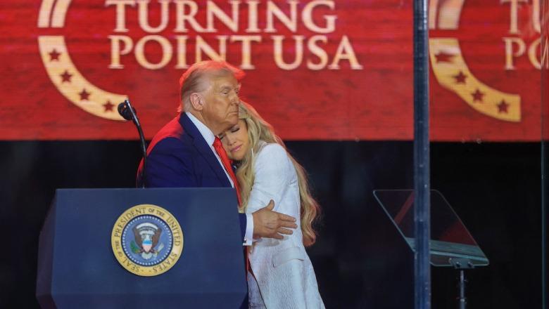 SHBA/ Dhjetëra mijëra njerëz marrin pjesë në përcjelljen për Charlie Kirk! Trump përqafon Erika Kirk, e veja: E fal të riun që i mori jetën burrit tim, përgjigja ndaj urrejtjes nuk është me urrejtje SHBA/ Dhjetëra mijëra njerëz marrin pjesë në përcjelljen për Charlie Kirk! Trump përqafon Erika Kirk, e veja: E fal të riun që i mori jetën burrit tim, përgjigja ndaj urrejtjes nuk është me urrejtje