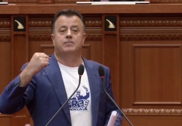 Flamur Noka i vërsulet qytetarit që i kujtoi dhunën ndaj policisë: Merr një brisk dhe eja ….