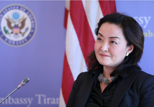 Kongresi Amerikan nderon Yuri Kim për shërbimin diplomatik 29-vjeçar