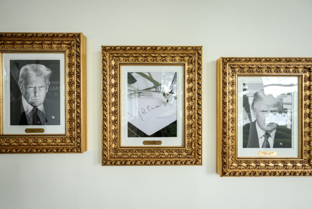 Vendime qesharake të Trump: Heq foton e Biden nga Shtëpia e Bardhë, në vendin e fotos së Hillari Clinton vendos të tijën Vendime qesharake të Trump: Heq foton e Biden nga Shtëpia e Bardhë, në vendin e fotos së Hillari Clinton vendos të tijën