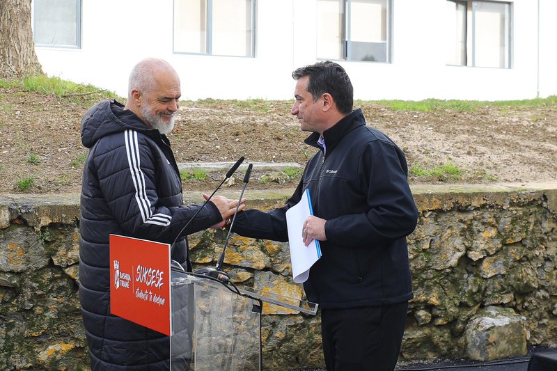 “Topi është në fushën e kryeministrit”! Përse diferencohet shkarkimi i kryebashkiakut nga ai i deputetit? “Topi është në fushën e kryeministrit”! Përse diferencohet shkarkimi i kryebashkiakut nga ai i deputetit?