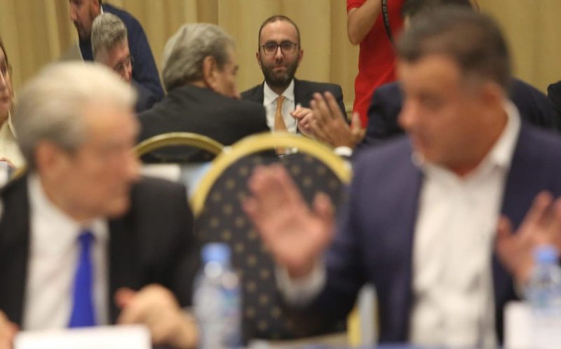 Kur Bardhi fliste me emra dhe i përgjigjej Berishës për bandat që e shoqëronin në selinë e PD-së Kur Bardhi fliste me emra dhe i përgjigjej Berishës për bandat që e shoqëronin në selinë e PD-së