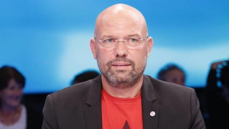 Ironia e Manjanit: “Me kodin që ka shkruar Arben Rakipi, edhe nëse ndjek modelin e tij, përfundon në burg” Ironia e Manjanit: “Me kodin që ka shkruar Arben Rakipi, edhe nëse ndjek modelin e tij, përfundon në burg”