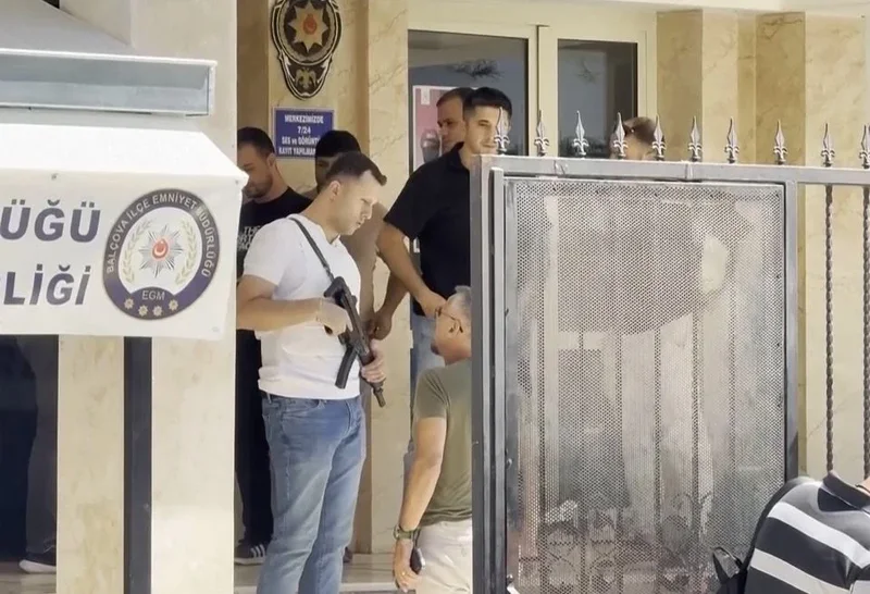 Tragjedi! Një 16-vjeçar vret dy oficer policie në shërbim dhe plagos tre tjerë në Turqi Tragjedi! Një 16-vjeçar vret dy oficer policie në shërbim dhe plagos tre tjerë në Turqi