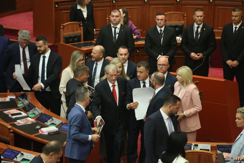 “Vetëm në Shqipëri ndodh që një deputet i opozitës është i pasur dhe me vila” “Vetëm në Shqipëri ndodh që një deputet i opozitës është i pasur dhe me vila”